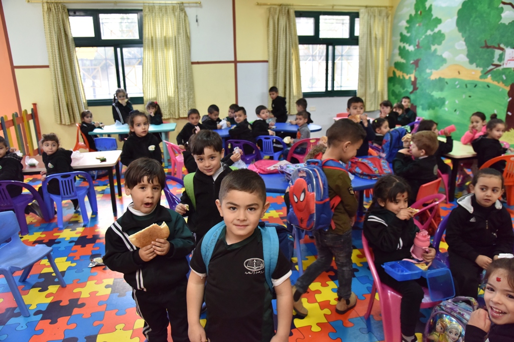 بمناسبة عيد الأم بلدية بيت لحم وحركة فتح ومديرية التربية والتعليم يعايدون المعلمات في المدارس