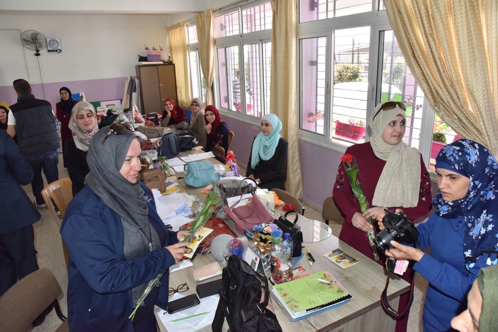 بمناسبة عيد الأم بلدية بيت لحم وحركة فتح ومديرية التربية والتعليم يعايدون المعلمات في المدارس