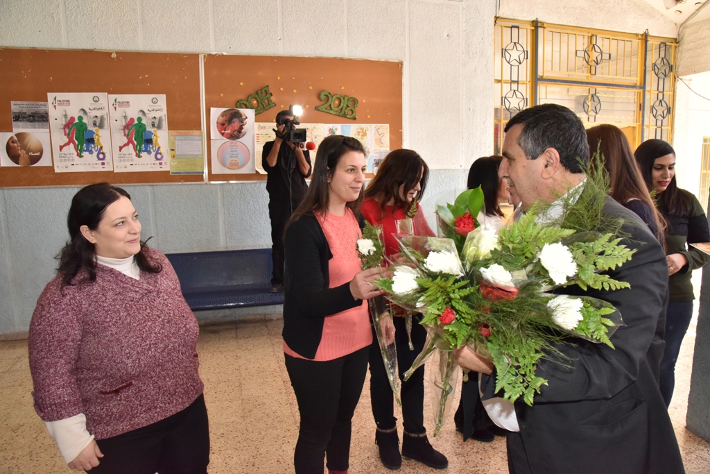 بمناسبة عيد الأم بلدية بيت لحم وحركة فتح ومديرية التربية والتعليم يعايدون المعلمات في المدارس