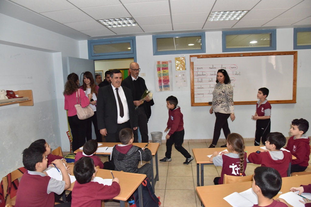 بمناسبة عيد الأم بلدية بيت لحم وحركة فتح ومديرية التربية والتعليم يعايدون المعلمات في المدارس