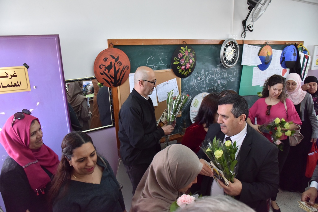 بمناسبة عيد الأم بلدية بيت لحم وحركة فتح ومديرية التربية والتعليم يعايدون المعلمات في المدارس