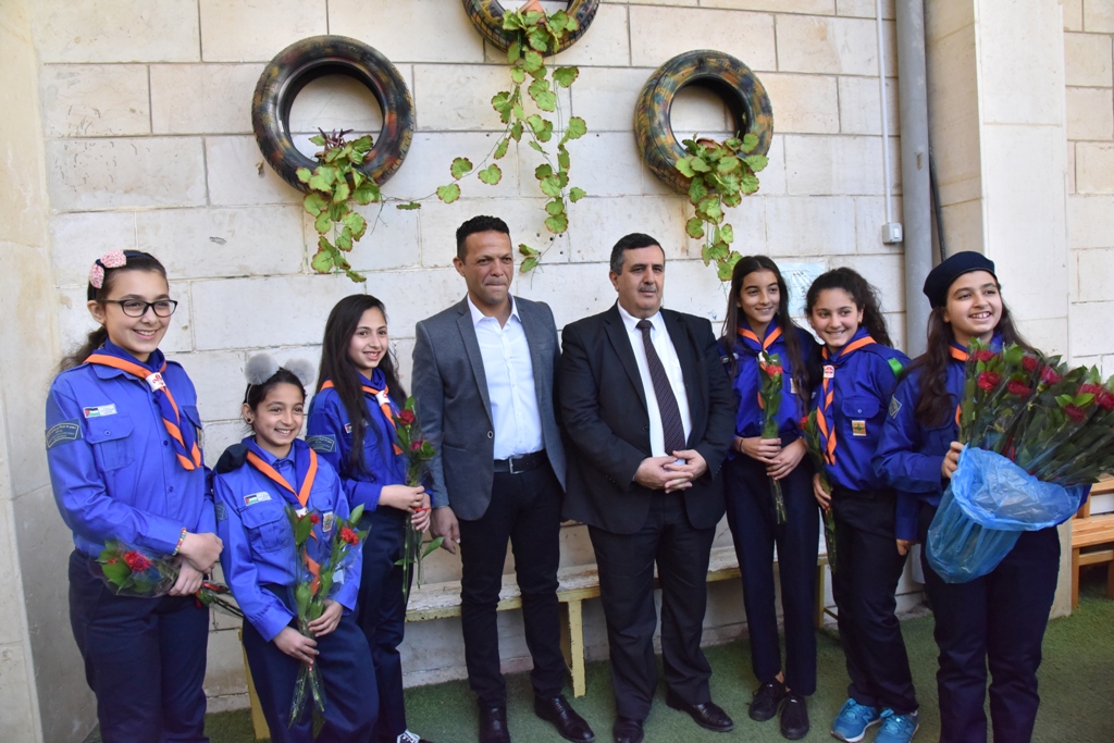 بمناسبة عيد الأم بلدية بيت لحم وحركة فتح ومديرية التربية والتعليم يعايدون المعلمات في المدارس