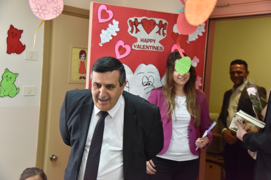 بمناسبة عيد الأم بلدية بيت لحم وحركة فتح ومديرية التربية والتعليم يعايدون المعلمات في المدارس