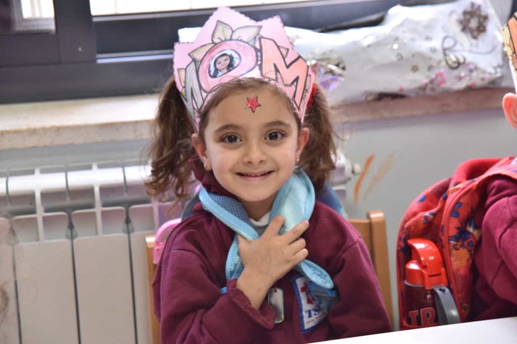 بمناسبة عيد الأم بلدية بيت لحم وحركة فتح ومديرية التربية والتعليم يعايدون المعلمات في المدارس