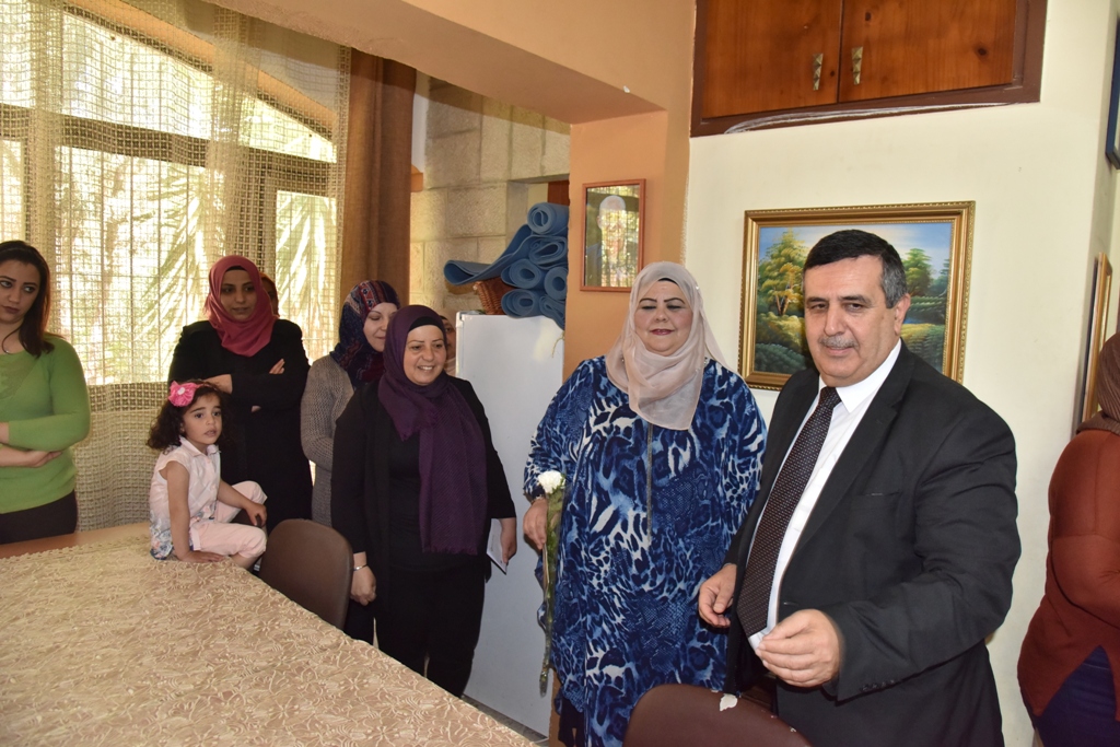 بمناسبة عيد الأم بلدية بيت لحم وحركة فتح ومديرية التربية والتعليم يعايدون المعلمات في المدارس