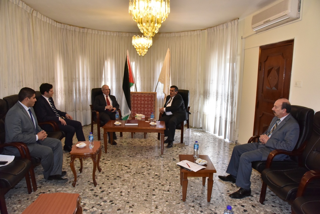 رئيس بلدية بيت لحم يلتقي مدير إدارة الشرق الأوسط وشمال أفريقيا في وزارة الخارجية اليونانية في دار البلدية 