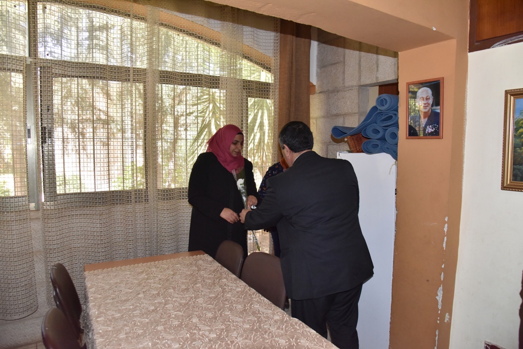 بمناسبة عيد الأم بلدية بيت لحم وحركة فتح ومديرية التربية والتعليم يعايدون المعلمات في المدارس