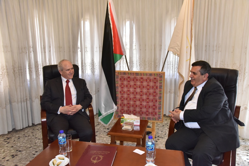 رئيس بلدية بيت لحم يلتقي مدير إدارة الشرق الأوسط وشمال أفريقيا في وزارة الخارجية اليونانية في دار البلدية 