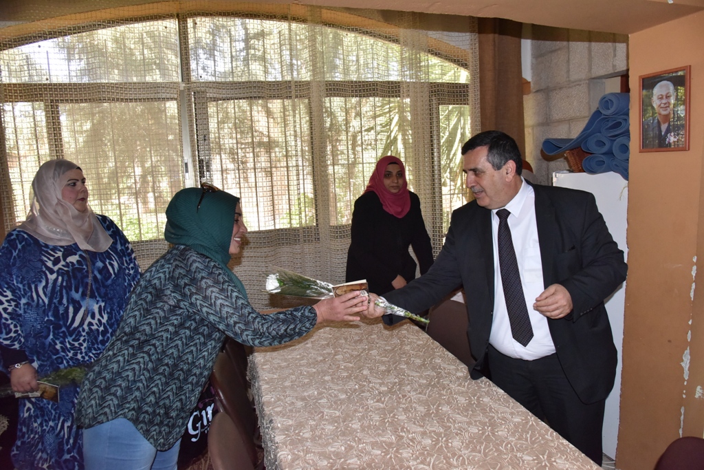 بمناسبة عيد الأم بلدية بيت لحم وحركة فتح ومديرية التربية والتعليم يعايدون المعلمات في المدارس