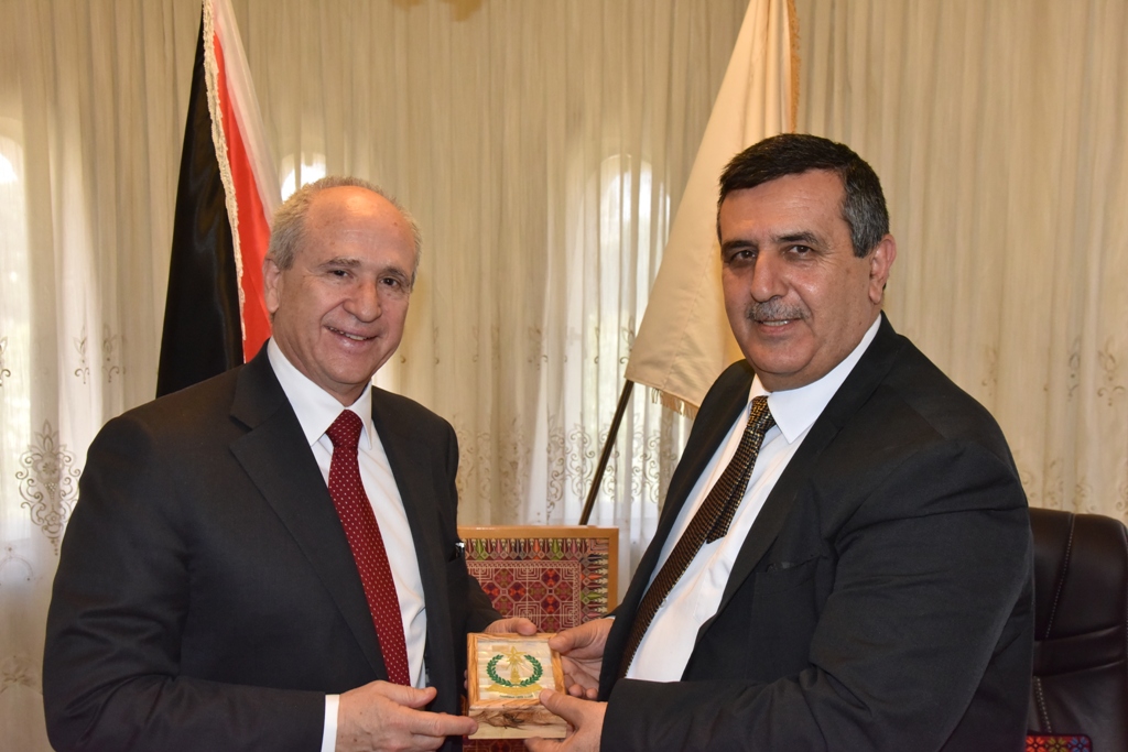 رئيس بلدية بيت لحم يلتقي مدير إدارة الشرق الأوسط وشمال أفريقيا في وزارة الخارجية اليونانية في دار البلدية 