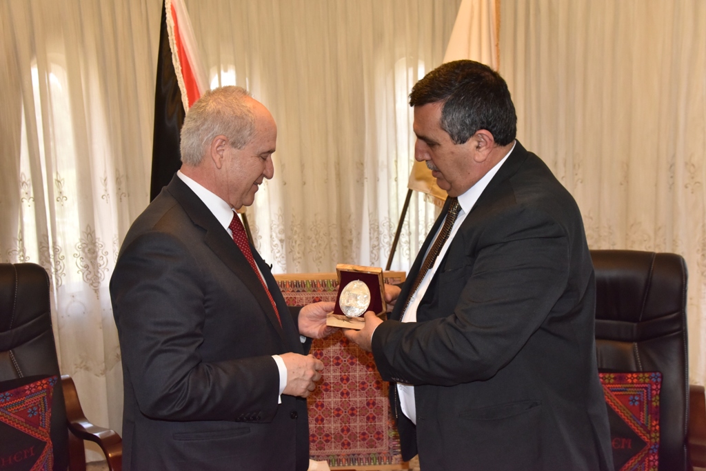 رئيس بلدية بيت لحم يلتقي مدير إدارة الشرق الأوسط وشمال أفريقيا في وزارة الخارجية اليونانية في دار البلدية 