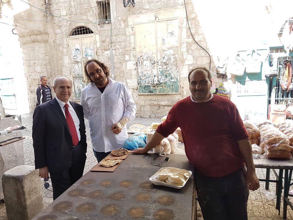 رئيس بلدية بيت لحم يلتقي مدير إدارة الشرق الأوسط وشمال أفريقيا في وزارة الخارجية اليونانية في دار البلدية 