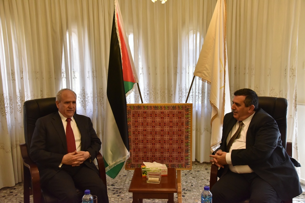 رئيس بلدية بيت لحم يلتقي مدير إدارة الشرق الأوسط وشمال أفريقيا في وزارة الخارجية اليونانية في دار البلدية 