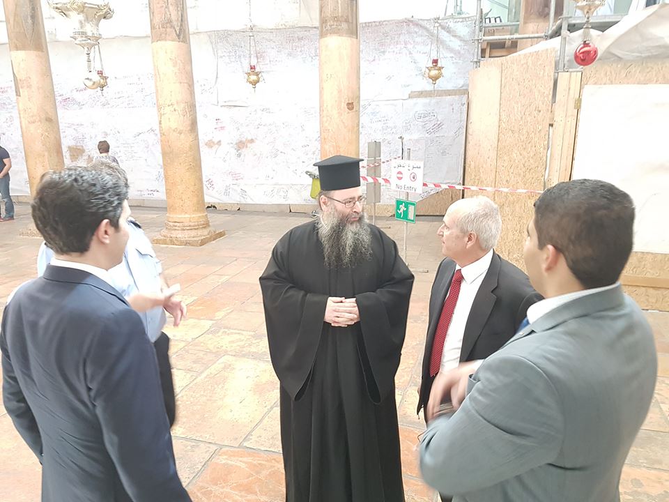 رئيس بلدية بيت لحم يلتقي مدير إدارة الشرق الأوسط وشمال أفريقيا في وزارة الخارجية اليونانية في دار البلدية 