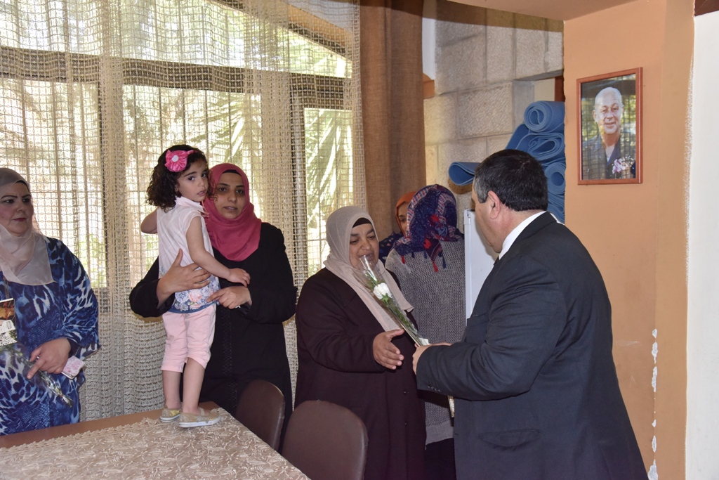 بمناسبة عيد الأم بلدية بيت لحم وحركة فتح ومديرية التربية والتعليم يعايدون المعلمات في المدارس