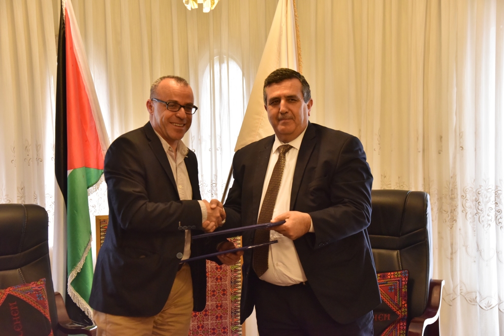 توقيع مذكرة تفاهم بين بلدية بيت لحم وجمعية التنمية المجتمعية والتعليم المستمر ضمن مشروع " بلديتنا تزدهر بنا" ضمن المحور الثاني من مشروع مجتمعات مزدهرة