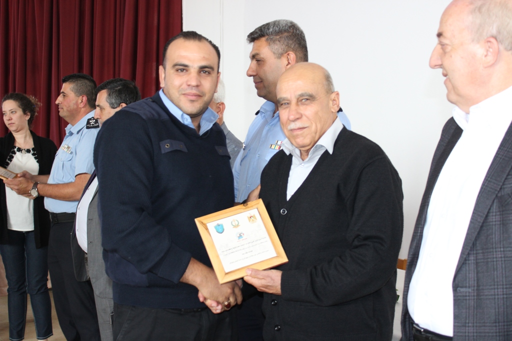 بمناسبة أسبوع المرور العربي وتحت شعار التزامك بالنظام دليل وعيك  حفل لتكريم أفراد شرطة المرور في مركز السلام بيت لحم