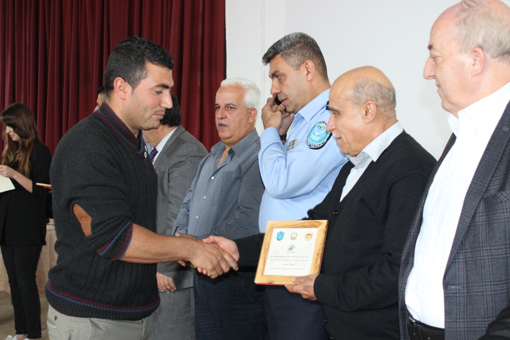 بمناسبة أسبوع المرور العربي وتحت شعار التزامك بالنظام دليل وعيك  حفل لتكريم أفراد شرطة المرور في مركز السلام بيت لحم