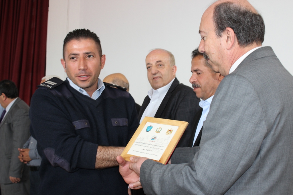 بمناسبة أسبوع المرور العربي وتحت شعار التزامك بالنظام دليل وعيك  حفل لتكريم أفراد شرطة المرور في مركز السلام بيت لحم