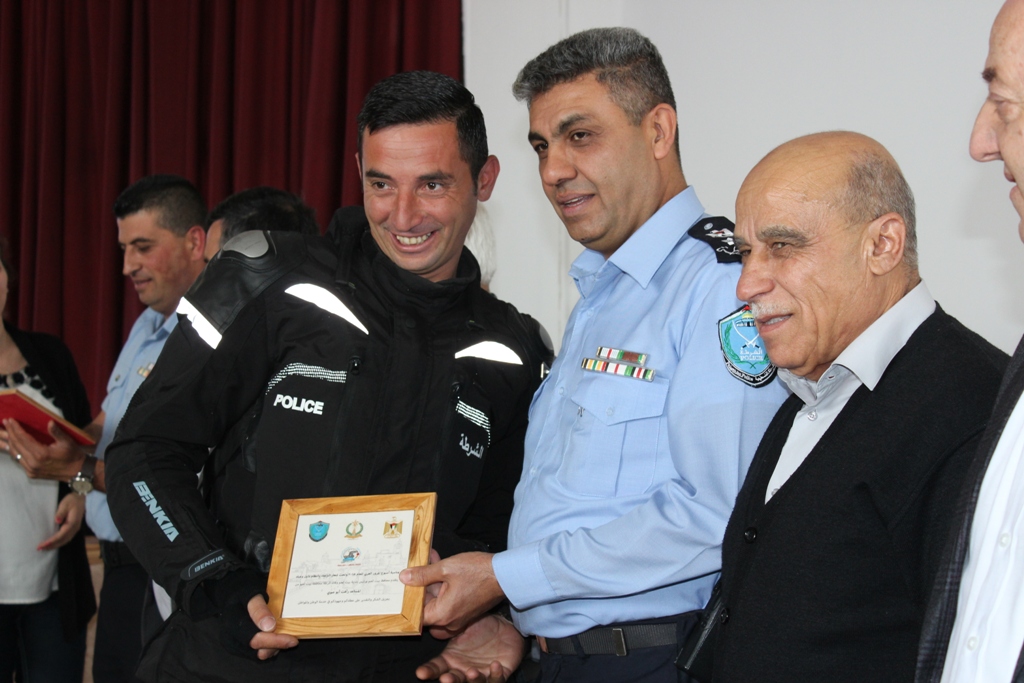 بمناسبة أسبوع المرور العربي وتحت شعار التزامك بالنظام دليل وعيك  حفل لتكريم أفراد شرطة المرور في مركز السلام بيت لحم