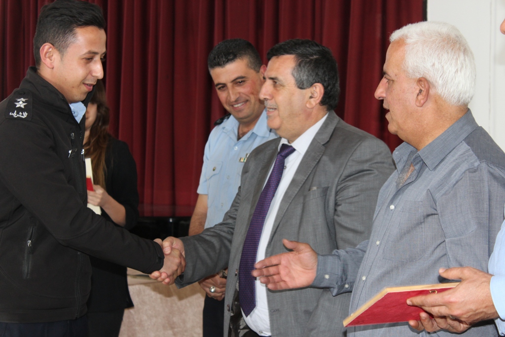 بمناسبة أسبوع المرور العربي وتحت شعار التزامك بالنظام دليل وعيك  حفل لتكريم أفراد شرطة المرور في مركز السلام بيت لحم