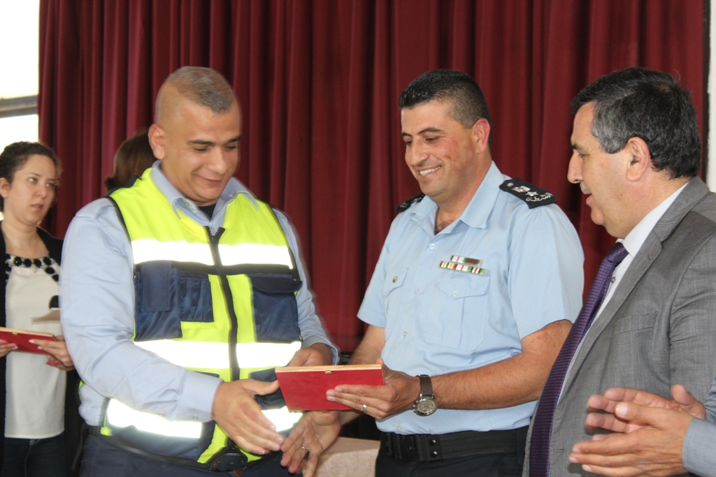 بمناسبة أسبوع المرور العربي وتحت شعار التزامك بالنظام دليل وعيك  حفل لتكريم أفراد شرطة المرور في مركز السلام بيت لحم