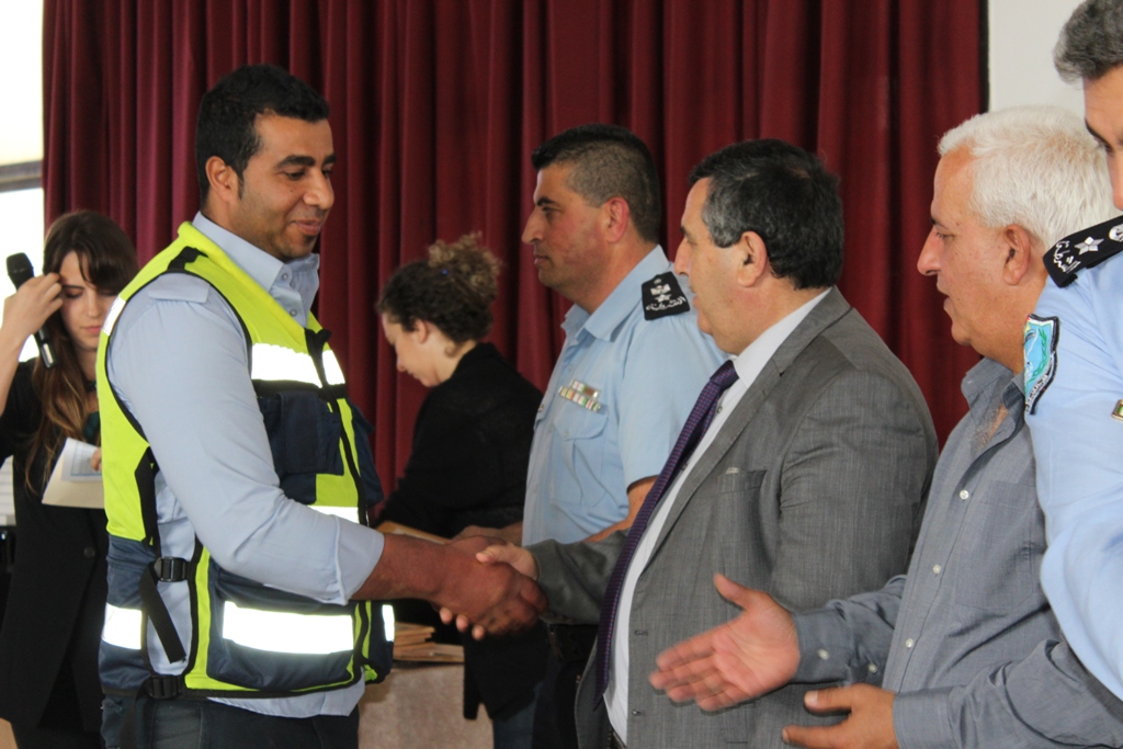 بمناسبة أسبوع المرور العربي وتحت شعار التزامك بالنظام دليل وعيك  حفل لتكريم أفراد شرطة المرور في مركز السلام بيت لحم