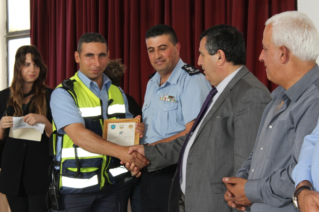 بمناسبة أسبوع المرور العربي وتحت شعار التزامك بالنظام دليل وعيك  حفل لتكريم أفراد شرطة المرور في مركز السلام بيت لحم