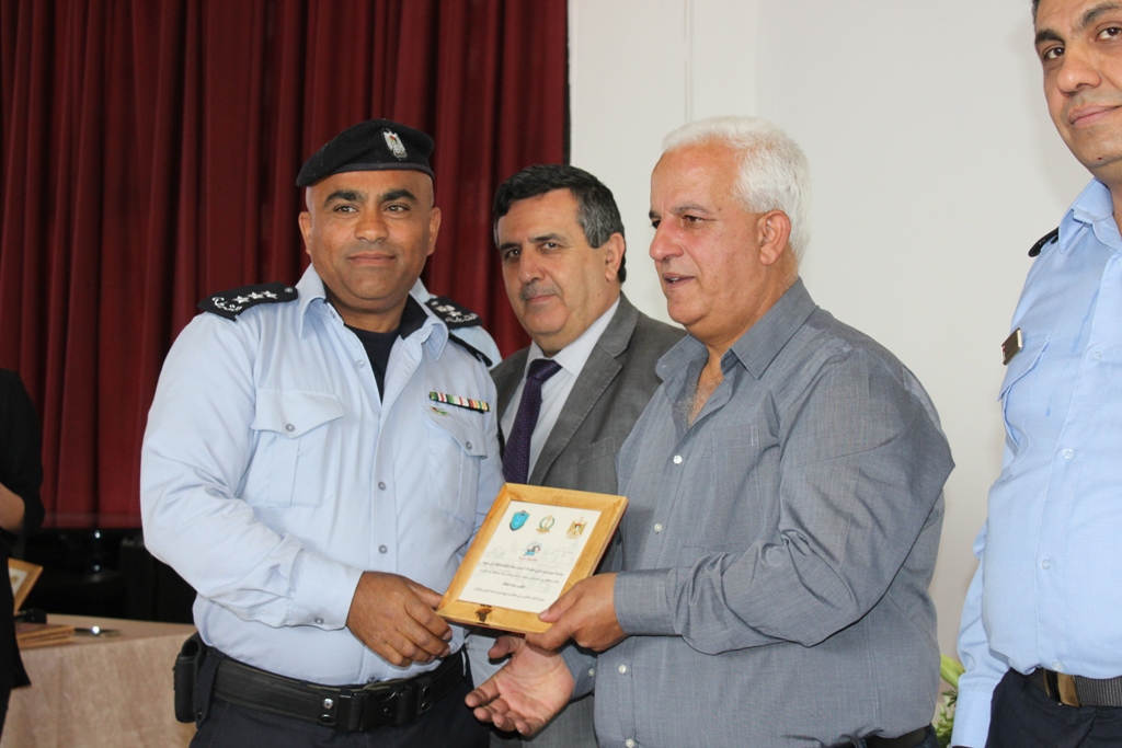 بمناسبة أسبوع المرور العربي وتحت شعار التزامك بالنظام دليل وعيك  حفل لتكريم أفراد شرطة المرور في مركز السلام بيت لحم