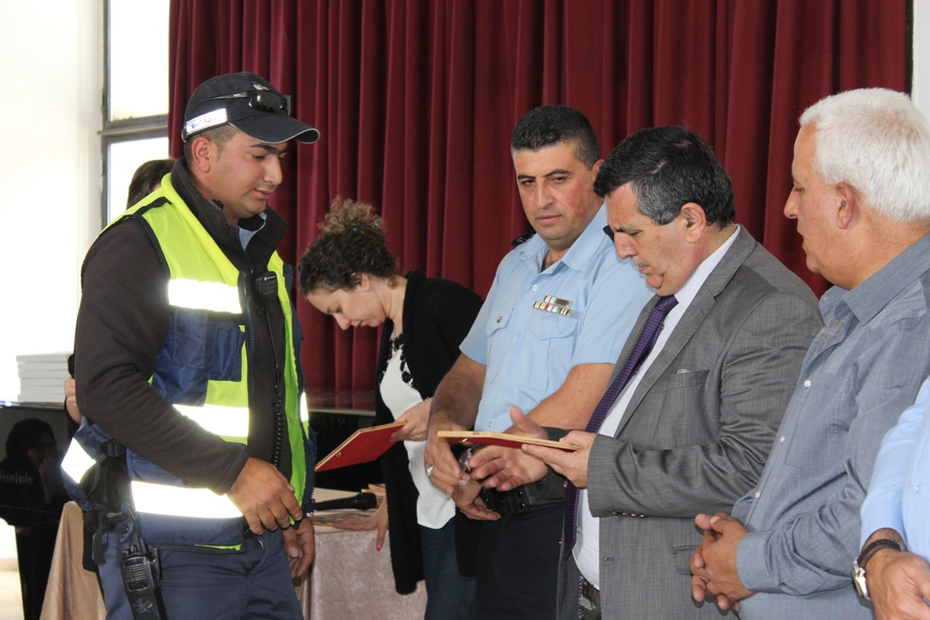 بمناسبة أسبوع المرور العربي وتحت شعار التزامك بالنظام دليل وعيك  حفل لتكريم أفراد شرطة المرور في مركز السلام بيت لحم