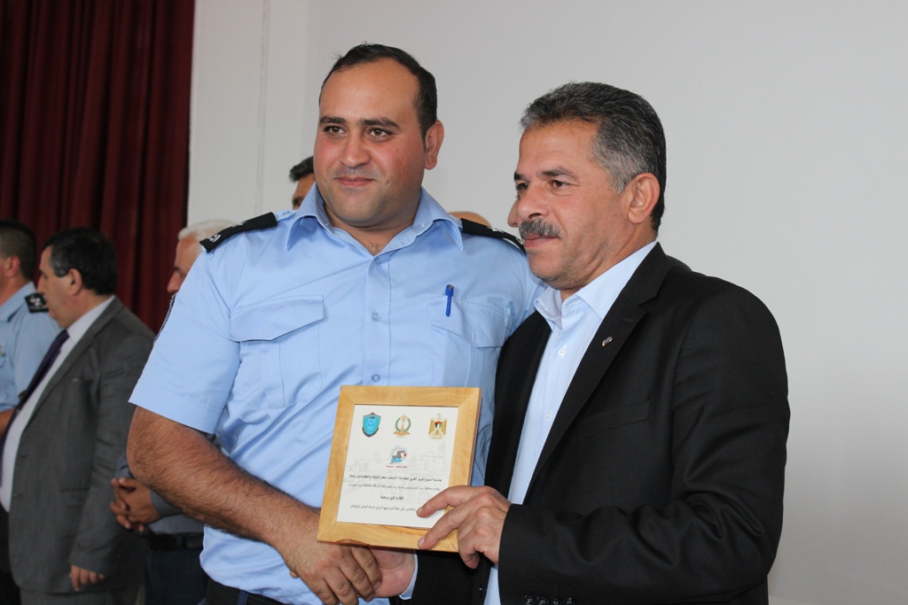 بمناسبة أسبوع المرور العربي وتحت شعار التزامك بالنظام دليل وعيك  حفل لتكريم أفراد شرطة المرور في مركز السلام بيت لحم