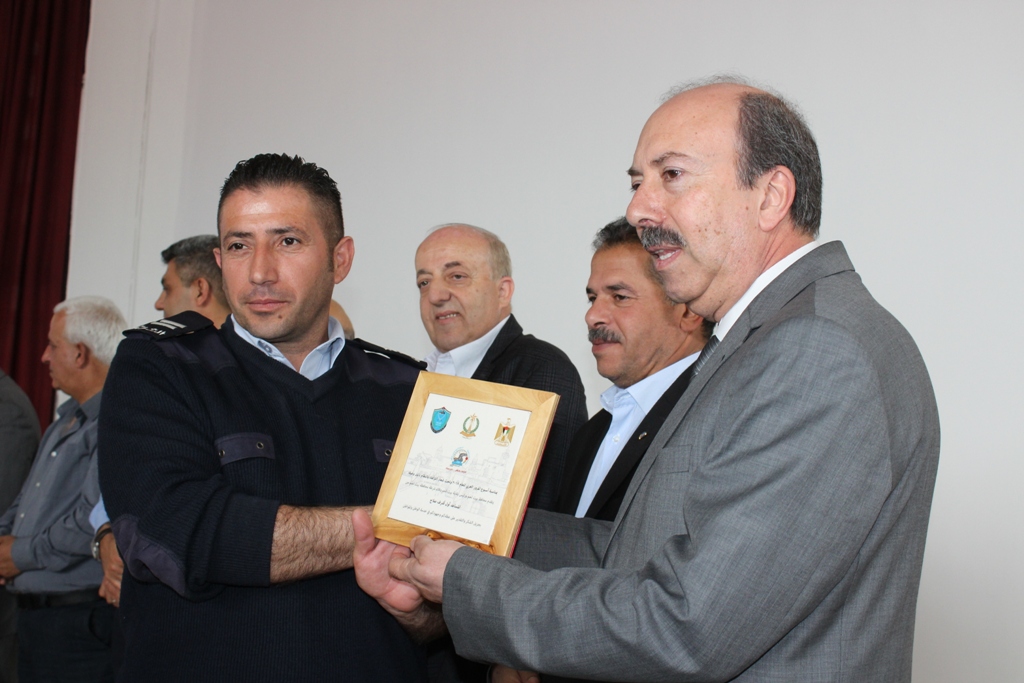 بمناسبة أسبوع المرور العربي وتحت شعار التزامك بالنظام دليل وعيك  حفل لتكريم أفراد شرطة المرور في مركز السلام بيت لحم