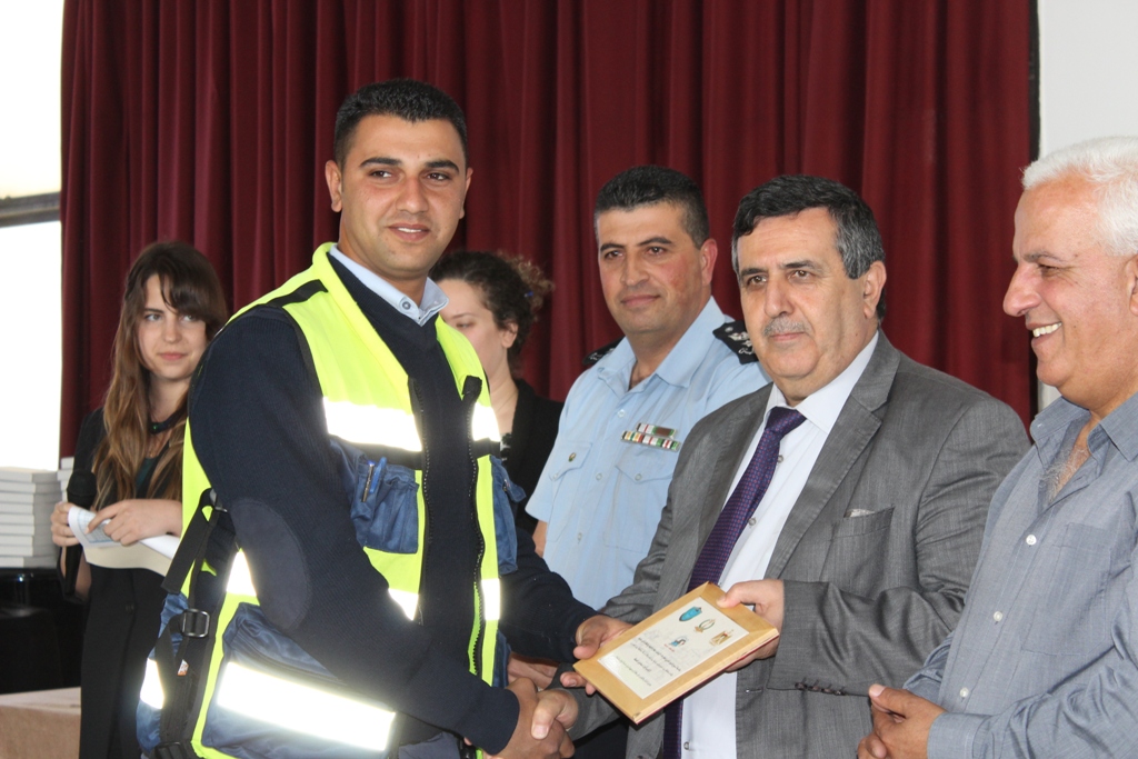 بمناسبة أسبوع المرور العربي وتحت شعار التزامك بالنظام دليل وعيك  حفل لتكريم أفراد شرطة المرور في مركز السلام بيت لحم