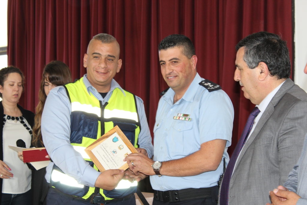 بمناسبة أسبوع المرور العربي وتحت شعار التزامك بالنظام دليل وعيك  حفل لتكريم أفراد شرطة المرور في مركز السلام بيت لحم