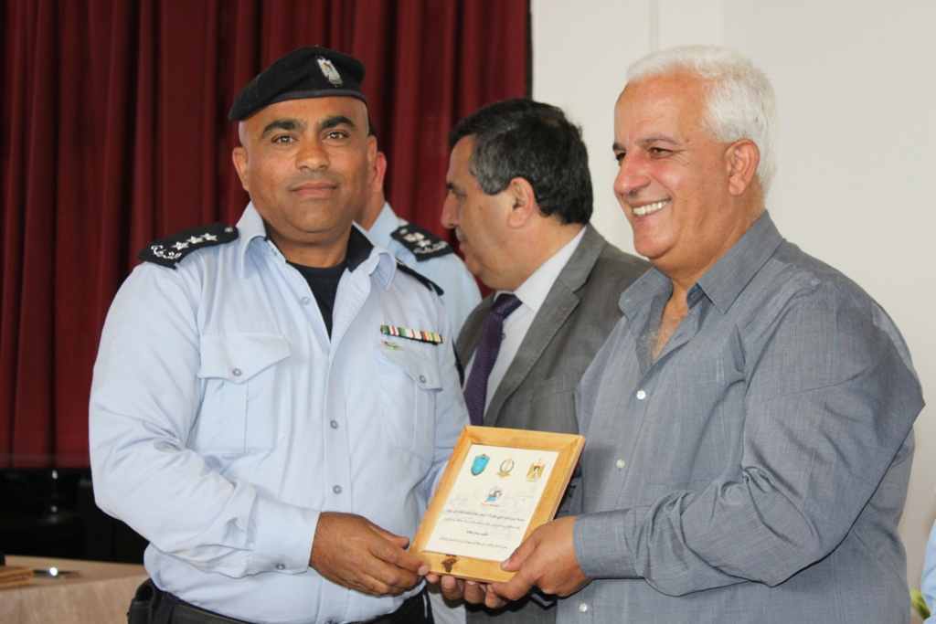 بمناسبة أسبوع المرور العربي وتحت شعار التزامك بالنظام دليل وعيك  حفل لتكريم أفراد شرطة المرور في مركز السلام بيت لحم