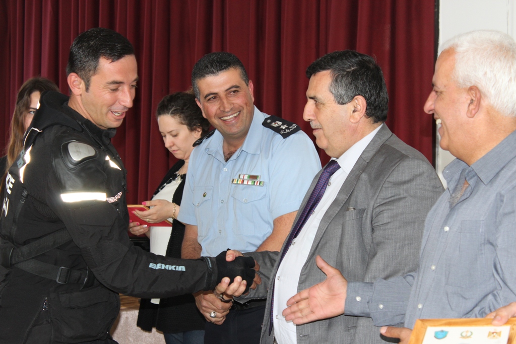 بمناسبة أسبوع المرور العربي وتحت شعار التزامك بالنظام دليل وعيك  حفل لتكريم أفراد شرطة المرور في مركز السلام بيت لحم