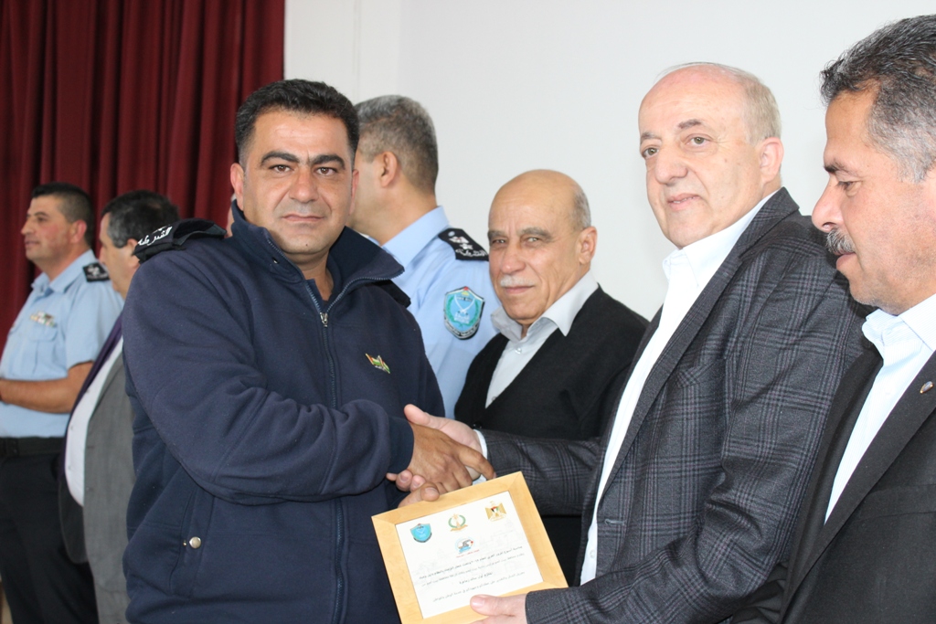 بمناسبة أسبوع المرور العربي وتحت شعار التزامك بالنظام دليل وعيك  حفل لتكريم أفراد شرطة المرور في مركز السلام بيت لحم