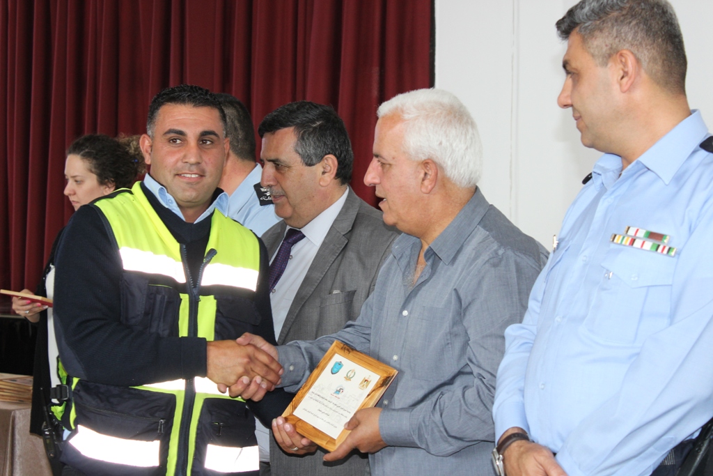 بمناسبة أسبوع المرور العربي وتحت شعار التزامك بالنظام دليل وعيك  حفل لتكريم أفراد شرطة المرور في مركز السلام بيت لحم