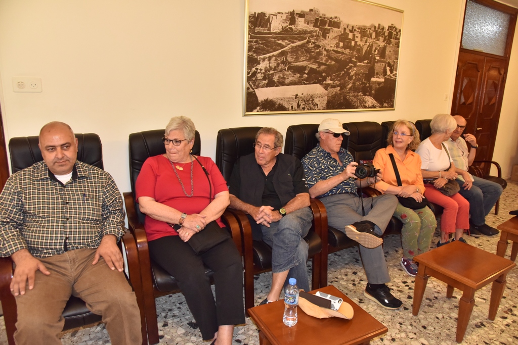 The Mayor of Bethlehem welcomes a group from Sacramento and talks about the city challenges