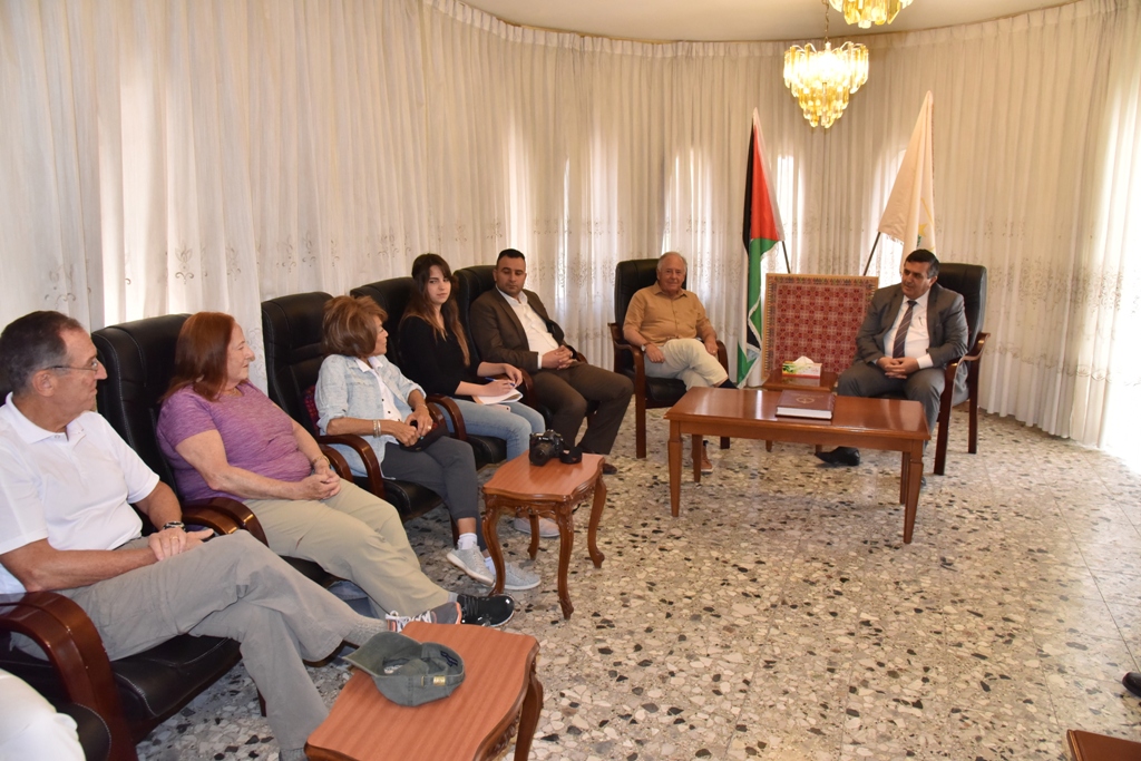 The Mayor of Bethlehem welcomes a group from Sacramento and talks about the city challenges