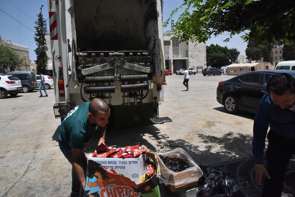 بلدية بيت لحم تتلف حوالي النصف طن من المنتجات الغذائية منتهية الصلاحية