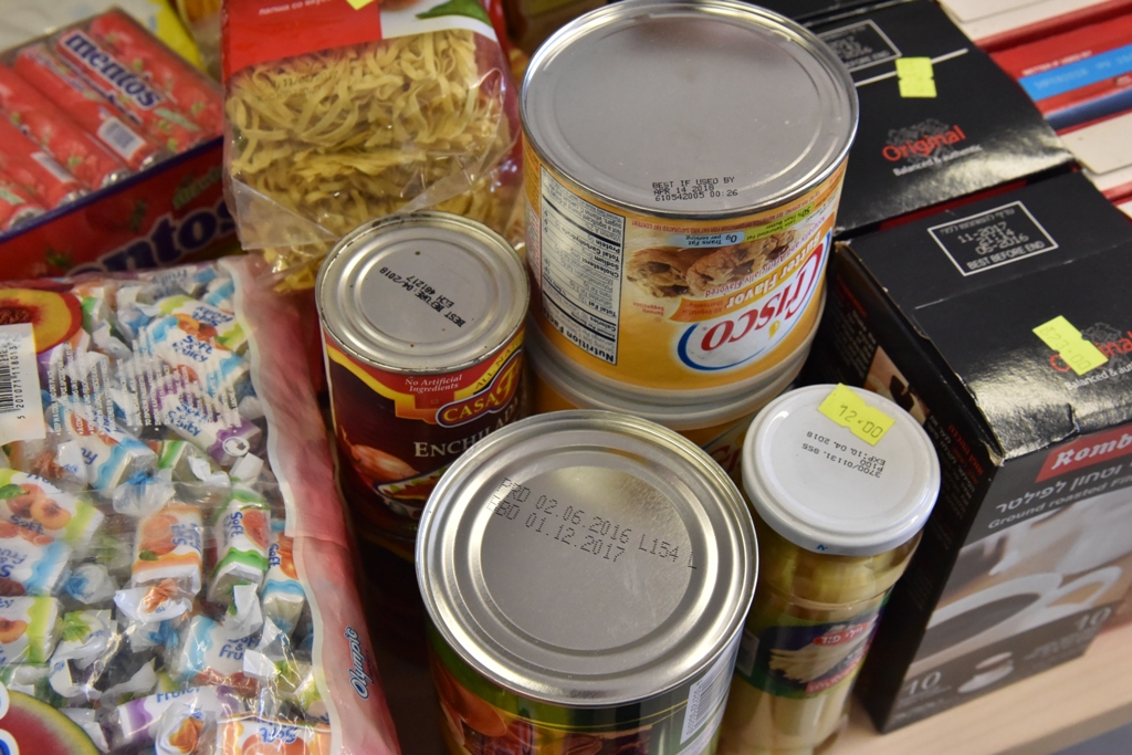 بلدية بيت لحم تتلف حوالي النصف طن من المنتجات الغذائية منتهية الصلاحية