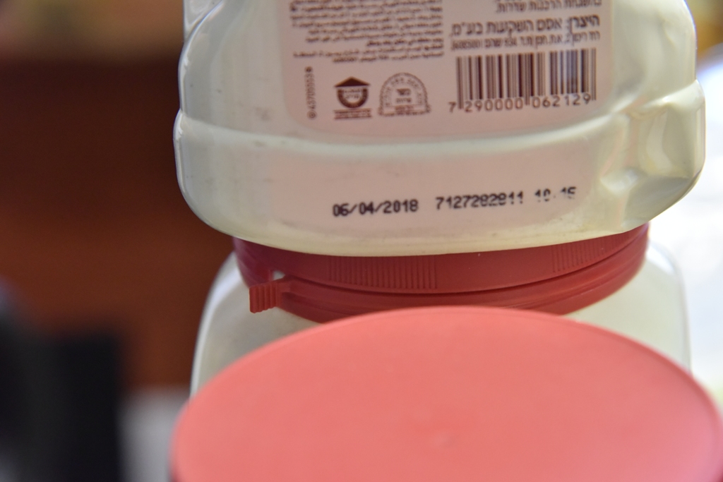 بلدية بيت لحم تتلف حوالي النصف طن من المنتجات الغذائية منتهية الصلاحية