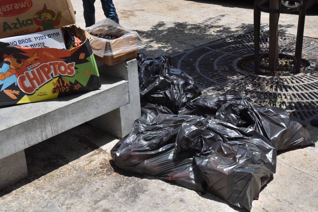 بلدية بيت لحم تتلف حوالي النصف طن من المنتجات الغذائية منتهية الصلاحية