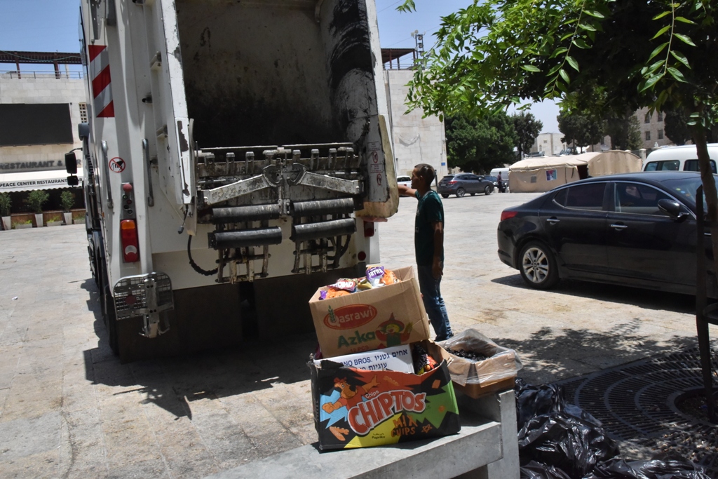 بلدية بيت لحم تتلف حوالي النصف طن من المنتجات الغذائية منتهية الصلاحية