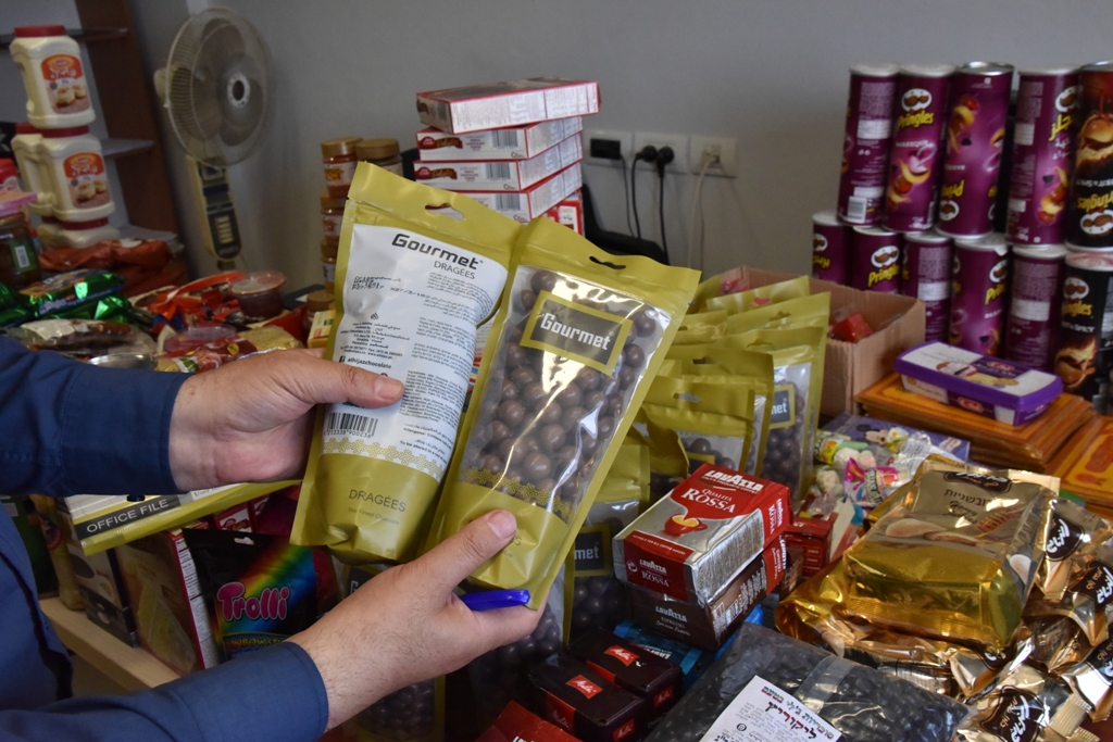 بلدية بيت لحم تتلف حوالي النصف طن من المنتجات الغذائية منتهية الصلاحية