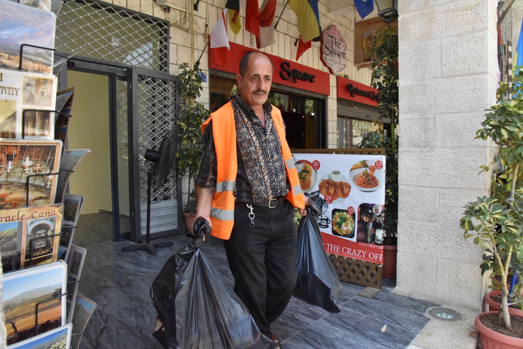 بلدية بيت لحم تتلف حوالي النصف طن من المنتجات الغذائية منتهية الصلاحية