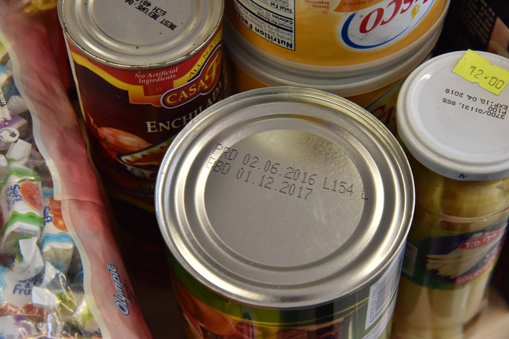 بلدية بيت لحم تتلف حوالي النصف طن من المنتجات الغذائية منتهية الصلاحية