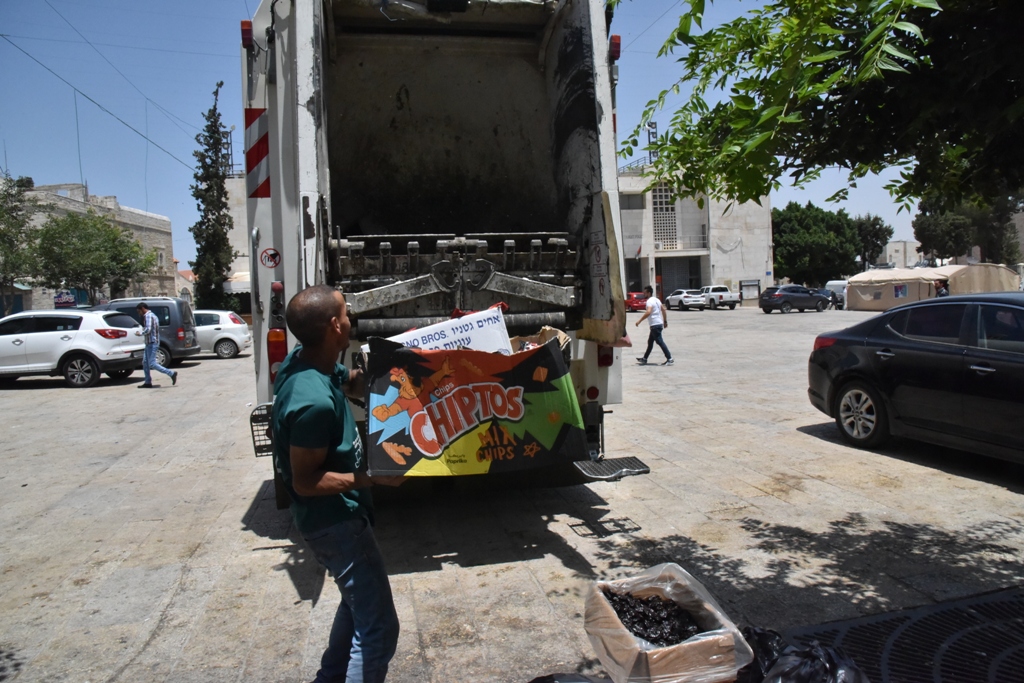 بلدية بيت لحم تتلف حوالي النصف طن من المنتجات الغذائية منتهية الصلاحية