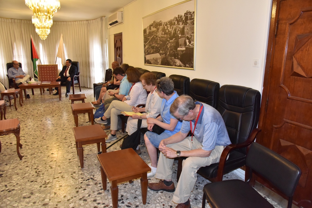 The Mayor of Bethlehem welcomes an American academic delegation and conveys the city challenges to them